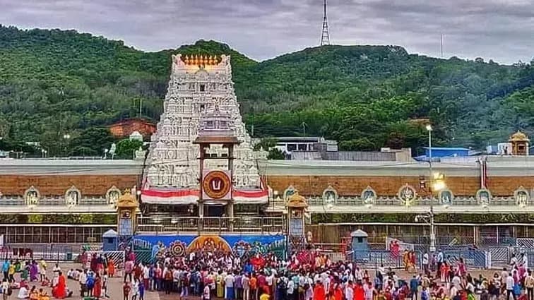 తిరుమలలో భక్తుల రద్దీ.. 10 కంపార్టుమెంట్లలో వేచి ఉన్న భక్తులు, 3.89 కోట్ల హుండీ ఆదాయం