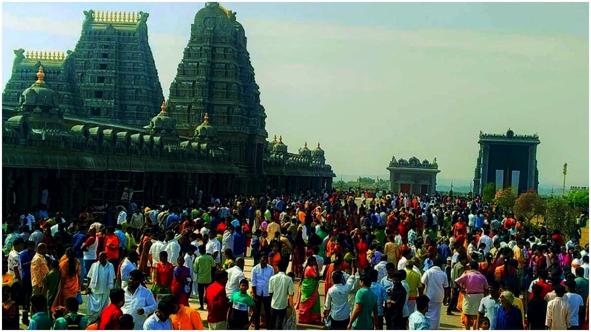 యాదాద్రి లక్ష్మీనరసింహస్వామి ఆలయంలో పెరిగిన భక్తుల రద్దీ..