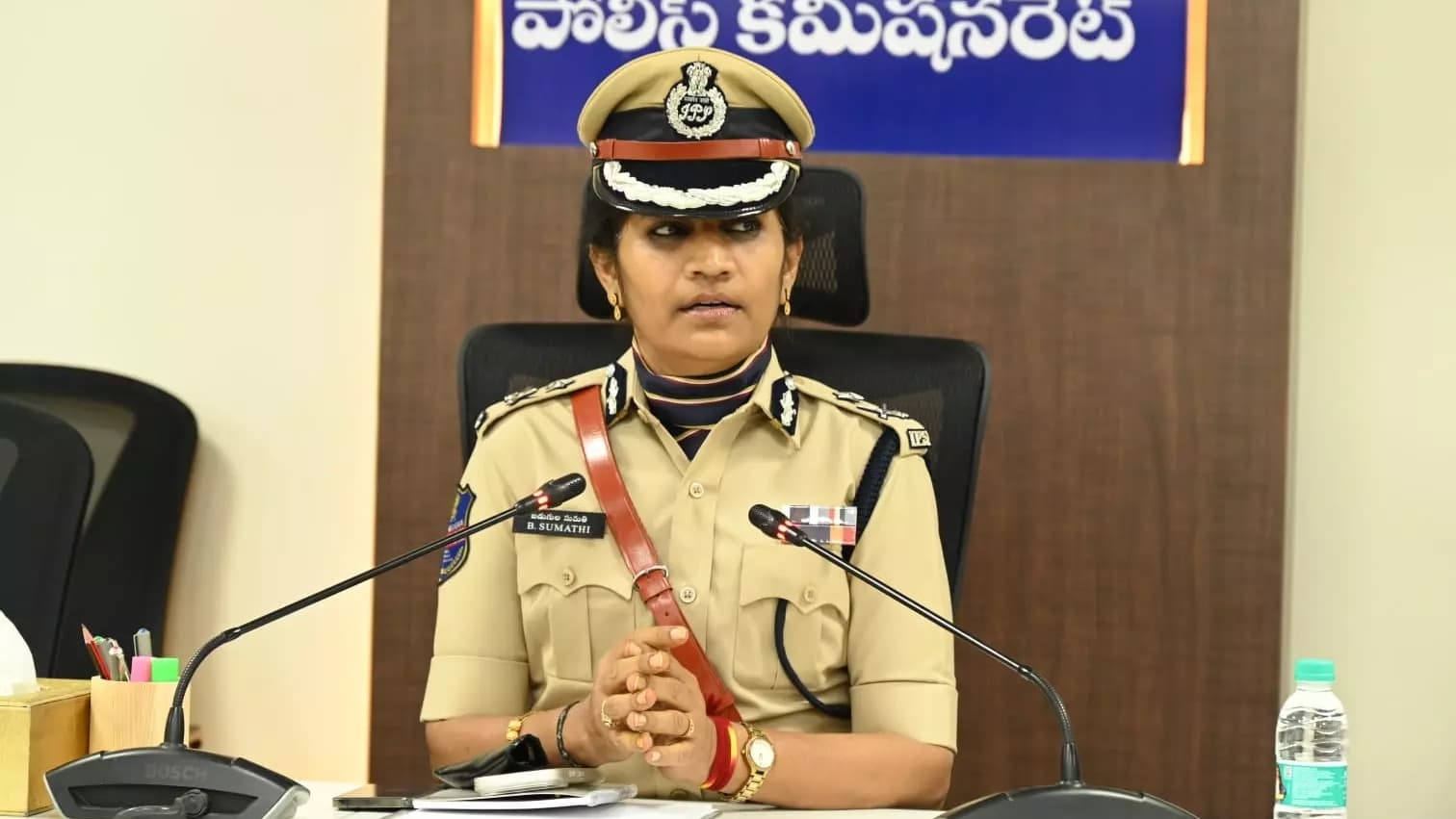 కామన్ లేడీ కాదు.. ఖాకీ సింగం..!