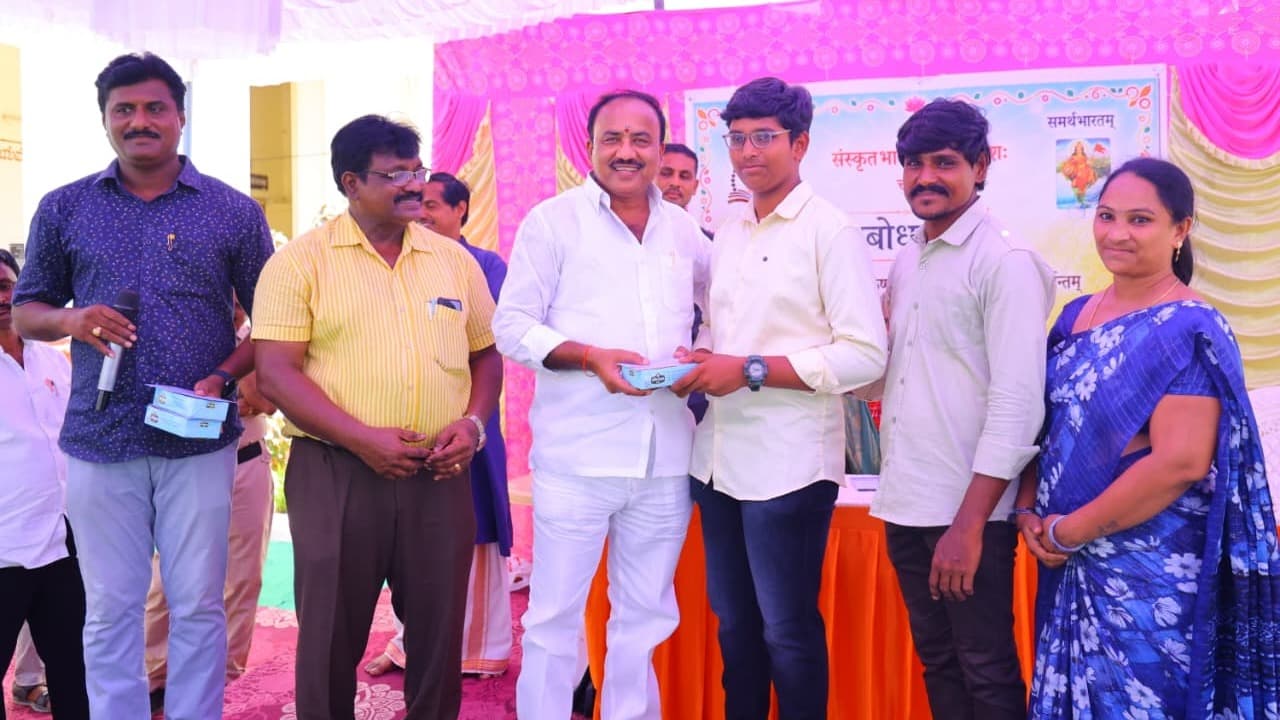 పదవ తరగతి ఉత్తమ విద్యార్థులను అభినందించిన ఎమ్మెల్యే మాలకొండయ్య