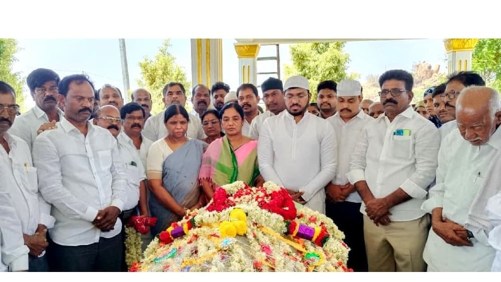 చమన్‌సాబ్ వర్ధంతికి ఘన నివాళులు అర్పించిన పరిటాల సునీత