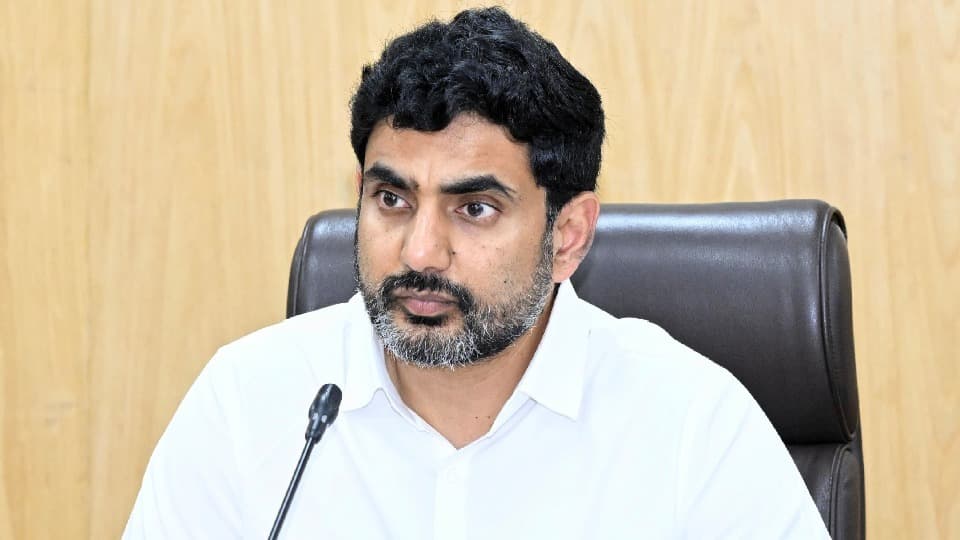 నాకోసం ట్రాఫిక్ ఎందుకు ఆపారని పోలీసుల్ని ప్రశ్నించిన మంత్రి నారా లోకేష్