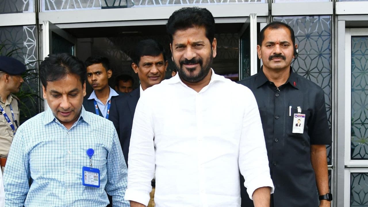 ఢిల్లీకి బయల్దేరిన తెలంగాణ సీఎం రేవంత్‌రెడ్డి