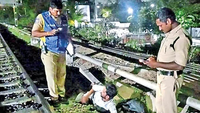 వందేభారత్‌ కింద పడిన వ్యక్తిని కాపాడిన పోలీసులు