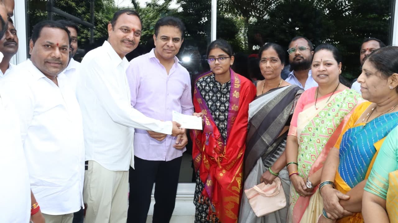 ఎప్‌సెట్ టాపర్ మల్లాడి రుషికి కేటీఆర్ సన్మానం
