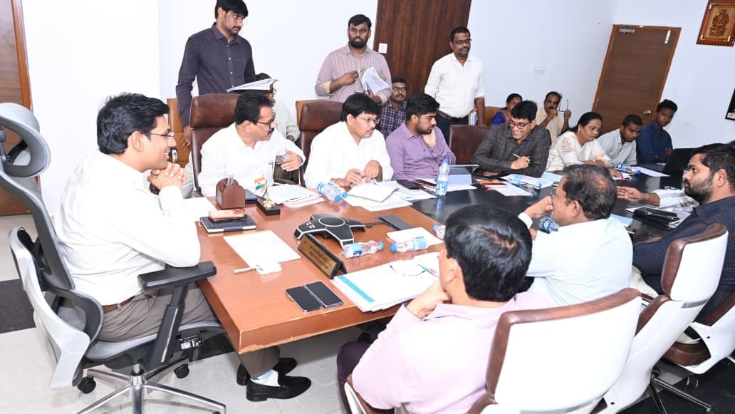 నిర్మాణ పనులను త్వరితగతిన పూర్తి చేయాలి: కలెక్టర్ డా. ఎస్. వెంకటేశ్వర్