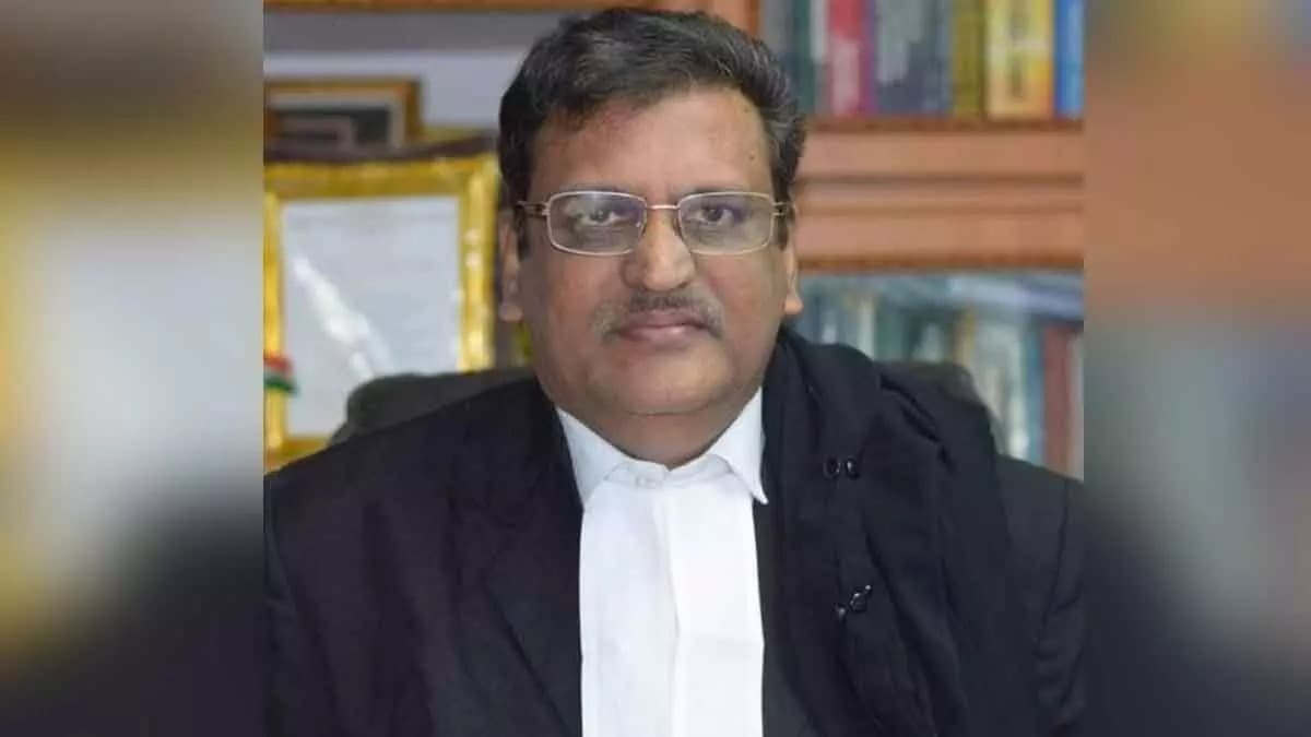 కోర్టు ఆవరణలో ప్రత్యేక పబ్లిక్ ప్రాసిక్యూటర్ అస్వస్థత..