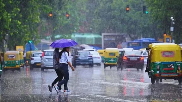 ద్రోణి ప్రభావంతో ఏపీలో రెండు రోజులు వర్షాలు