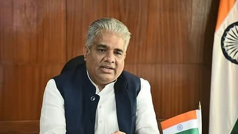 కేంద్ర మంత్రి భూపేంద్ర యాదవ్‌తో ఐదుగురు TMC ఎంపీలు భేటీ