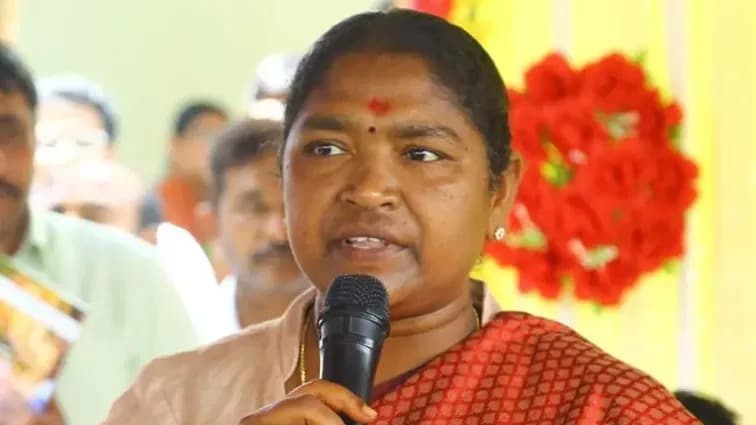 మహిళా ద్రోహి బీజేపీ : సీతక్క
