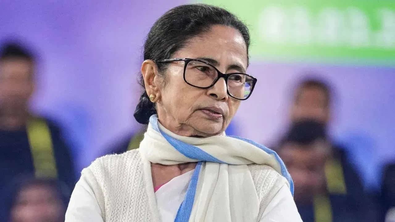 మమతా బెనర్జీపై కేసు నమోదు