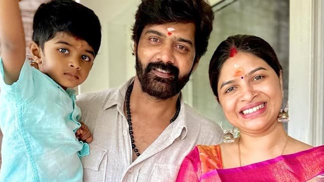 వెడ్డింగ్ యానివర్సరీ స్పెషల్.. భార్య, కుమారుడితో క్యూట్ ఫొటోలు షేర్ చేసిన నవీన్ చంద్ర