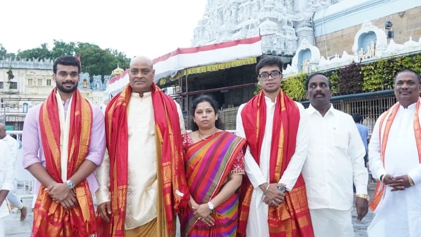 కుటుంబ సమేతంగా స్వామివార్ల దర్శనం చేసిన అచ్చెన్నాయుడు