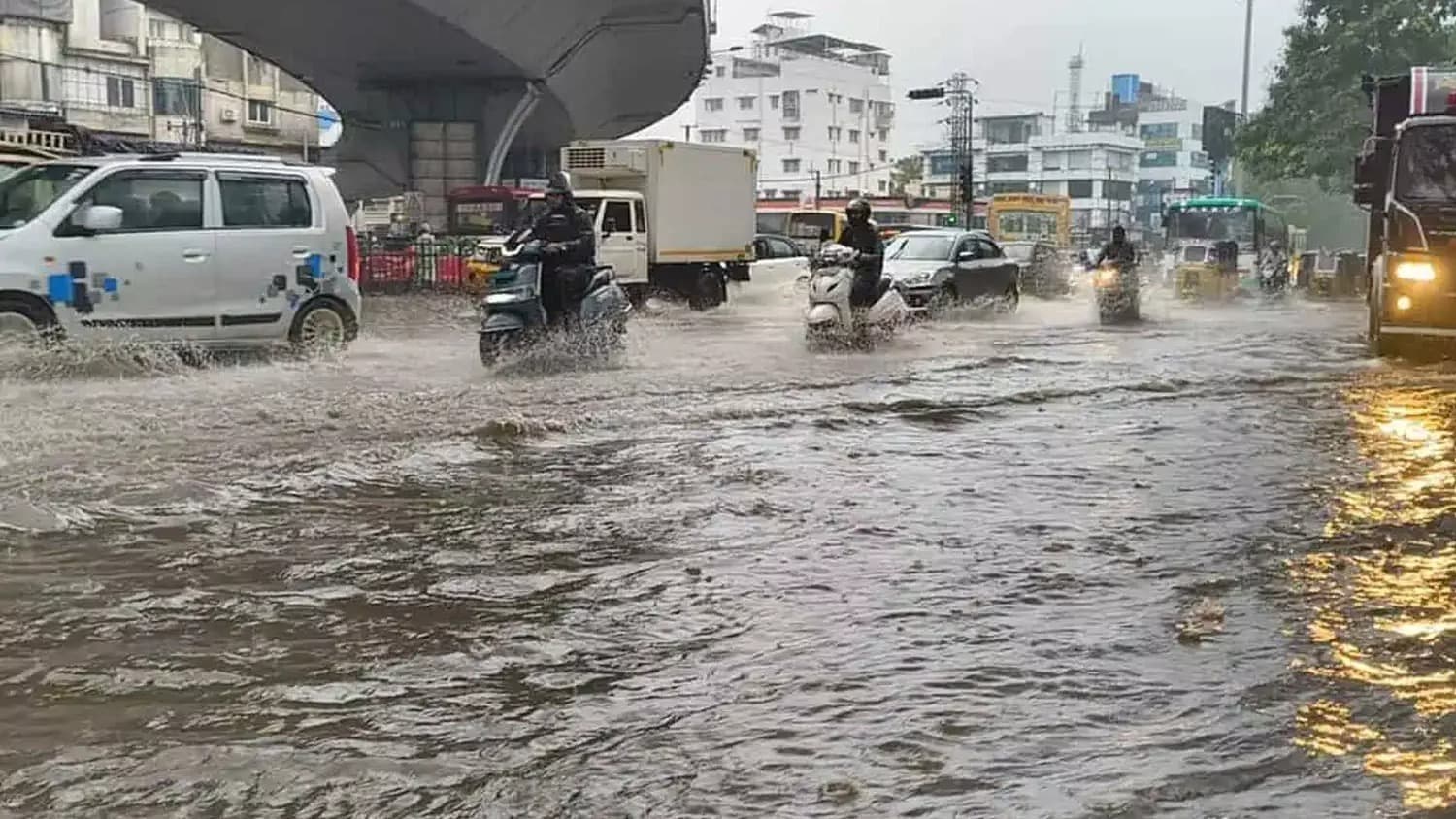 శంషాబాద్‌లో భారీ వర్షం.. జలమయమైన రహదారులు