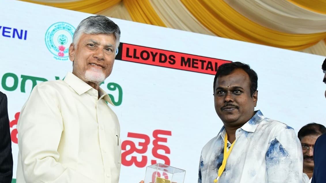జొన్నగిరి బంగారాన్ని స్థానిక జ్యువెలరీ సంస్థలకు అందించిన సీఎం