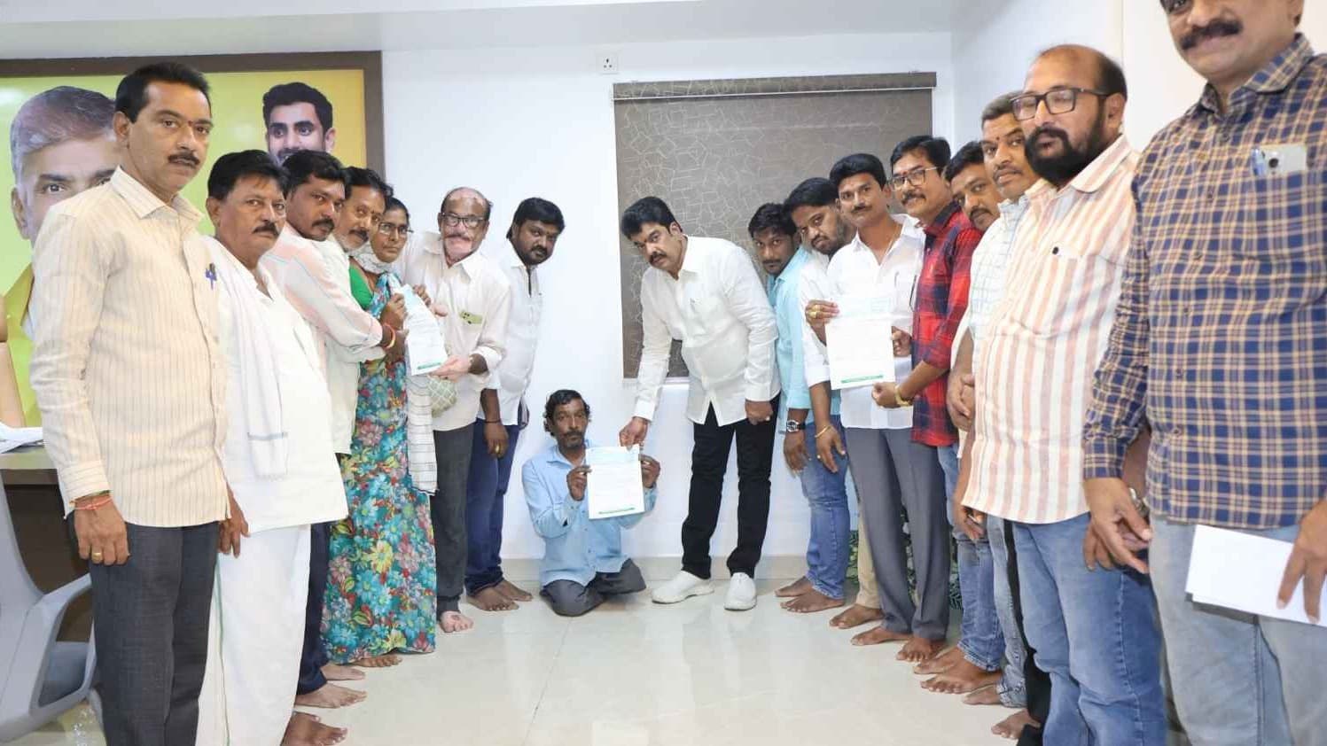 లబ్ధిదారులకు ముఖ్యమంత్రి సహాయనిధి చెక్కులు పంపిణీ చేసిన బొండా ఉమా