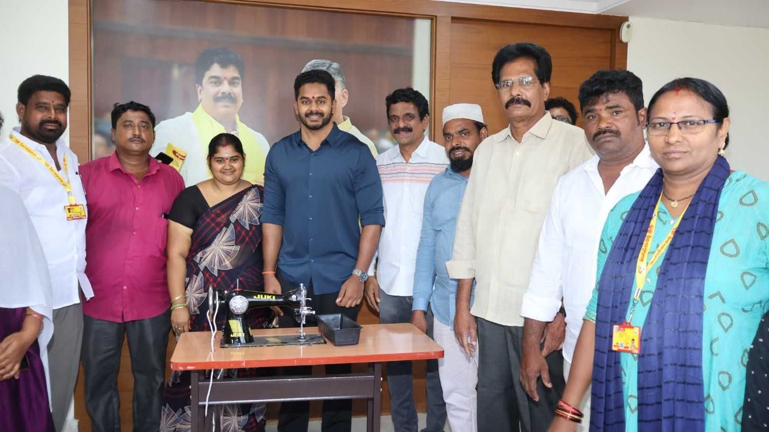 పి-4 పథకంతో మహిళలకు స్వయం ఉపాధి.. కుట్టు మిషన్ల పంపిణీ