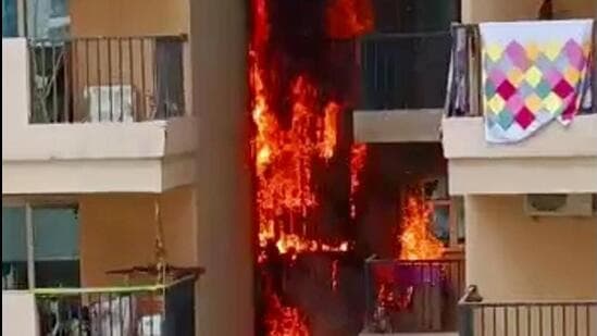 గ్రేటర్ నోయిడా వెస్ట్‌లో గోల్డెన్ ఐ భవనంలో అగ్నిప్రమాదం