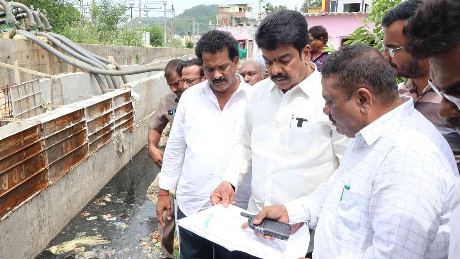 సుబ్బరాజునగర్ డ్రైనేజీ సమస్యకు శాశ్వత పరిష్కారం: బొండా ఉమా