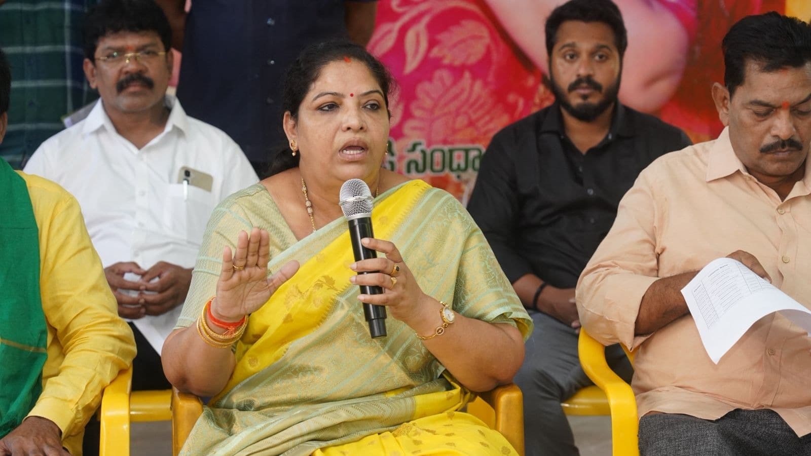 రెండేళ్ల పాలన విజయాలను ప్రజల్లోకి తీసుకెళ్లాలి: సంధ్యారాణి