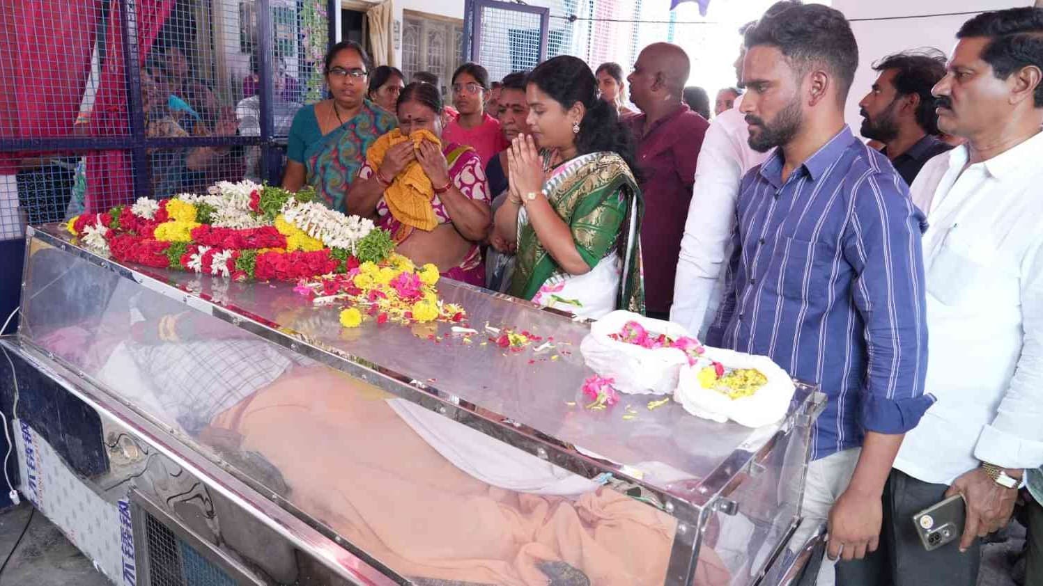 తుమ్మాడపు శ్రీనివాసరావుకు ఎమ్మెల్యే తంగిరాల సౌమ్య నివాళి