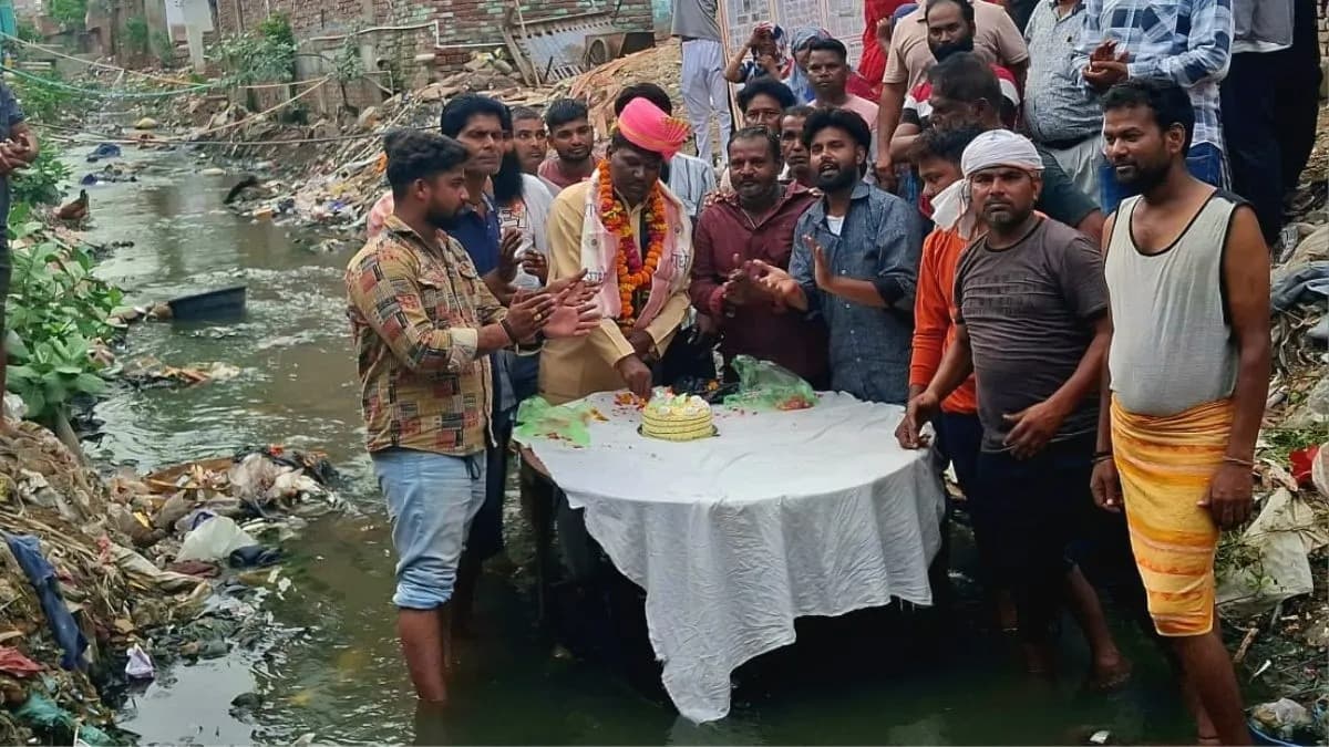 డ్రైనేజీలో దిగి బర్త్‌డే వేడుక.. ఆగ్రాలో బీజేపీ కౌన్సిలర్ నిరసన