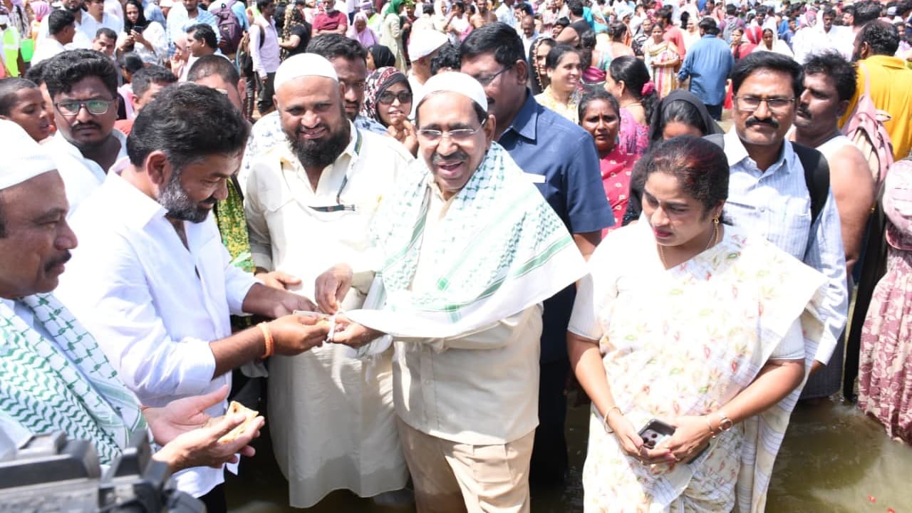 నెల్లూరు రొట్టెల పండుగలో మంత్రి నారాయణ సమీక్ష