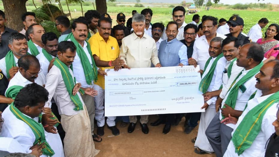వెలిగొండ నిర్వాసితులకు రూ.300 కోట్ల పరిహారం అందజేసిన సీఎం