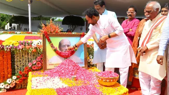 పీవీ జయంతి వేడుకలు ఘనం.. జ్ఞానభూమిలో నేతల నివాళులు