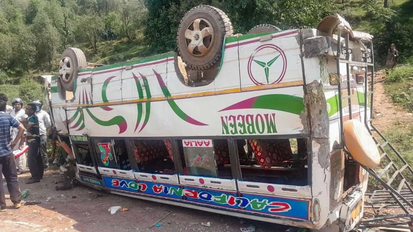 పెబ్బేరు వద్ద ఆర్టీసీ బస్సు బోల్తా.. 15 మందికి గాయాలు