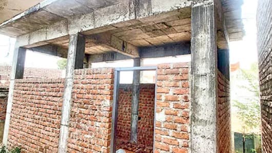 మరుగుదొడ్లు లేక విద్యార్థుల అవస్థలు.. నిధుల కోసం ఎదురుచూపులు