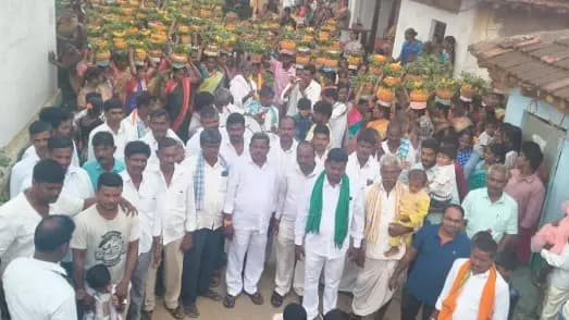 ముత్యాల పోచమ్మకు ఘనంగా బోనాలు సమర్పించిన గ్రామస్థులు