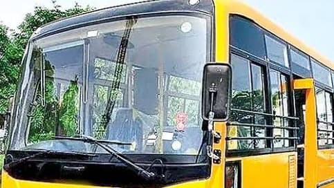 స్కూల్ బస్సు కోసం వేచి చూస్తూ.. విద్యార్థి మృతి