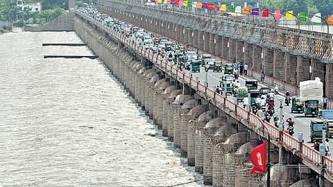 ప్రకాశం బ్యారేజ్ నుంచి కృష్ణా డెల్టాకు నీటి విడుదల