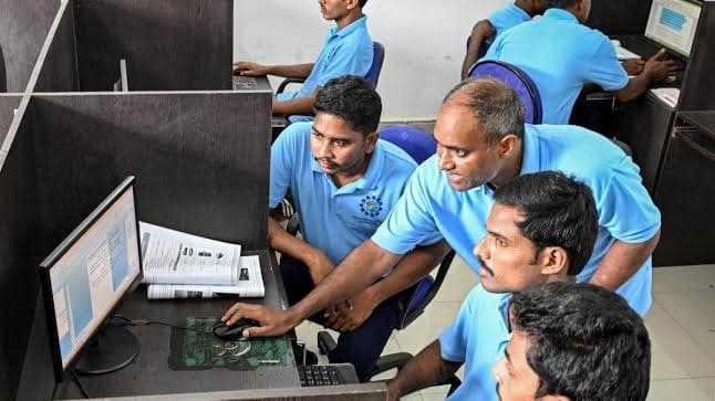 ఖైదీలకు విద్యాబోధన.. విశాఖ జైలులో స్ఫూర్తిదాయక ప్రయోగం
