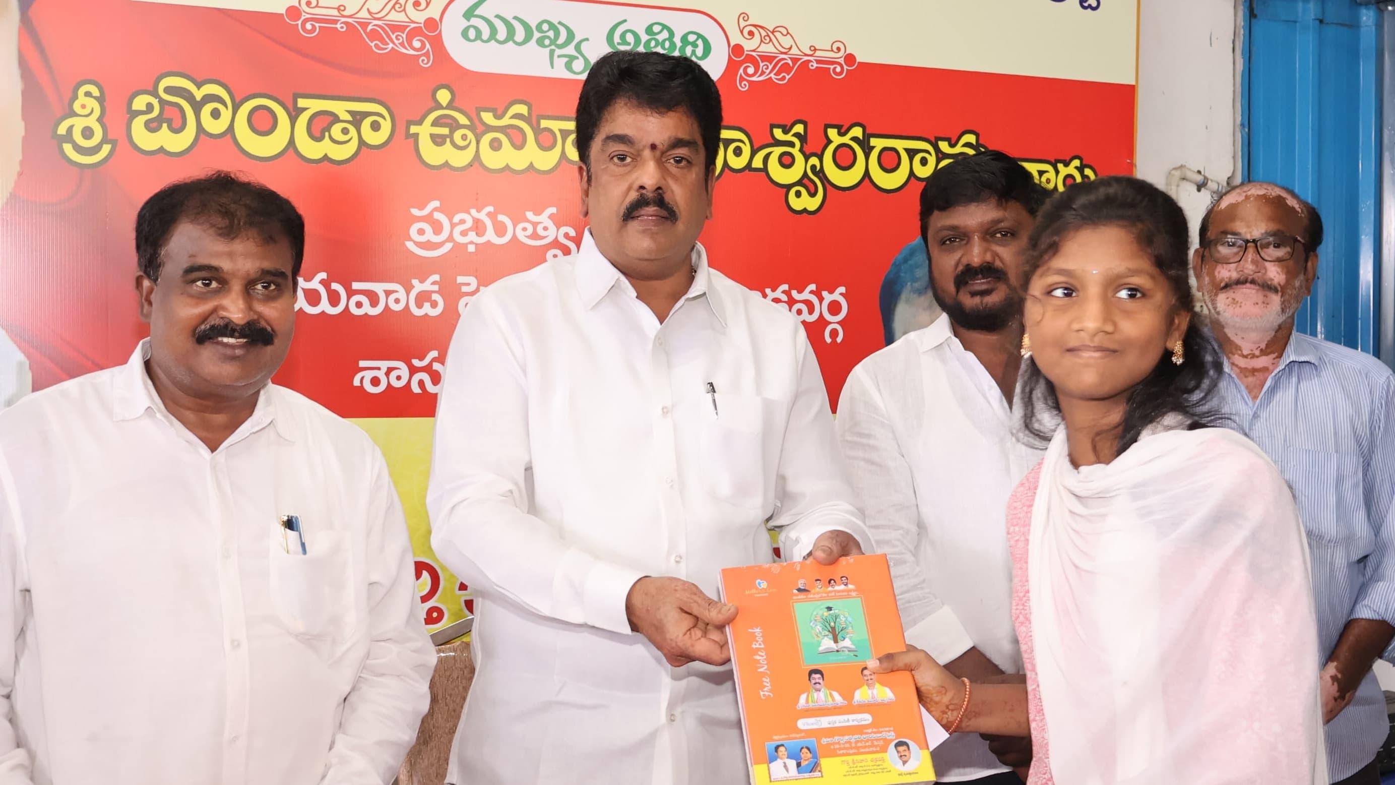 వాంబే కాలనీలో 40 మంది విద్యార్థులకు స్కాలర్‌షిప్ పంపిణీ