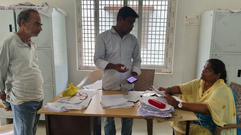 పెరుమాళి పీఎస్-239ను పరిశీలించిన తహసీల్దార్ ధనం