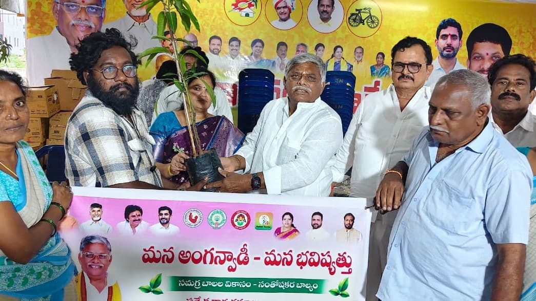 అంగన్వాడీలకు ఇండక్షన్ స్టవ్‌లు పంపిణీ చేసిన జ్యోతుల నెహ్రూ