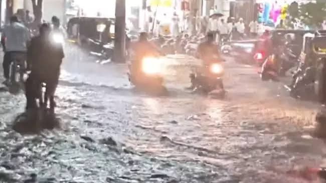 ముంబైలో భారీ వర్షాలు.. రెడ్ అలర్ట్, విమానాల రద్దు