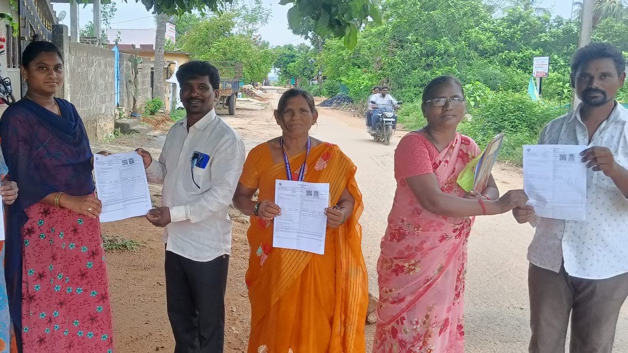 యువనేత రాజశేఖర్ ఆధ్వర్యంలో సార్ ఫారాల పంపిణీ కార్యక్రమం