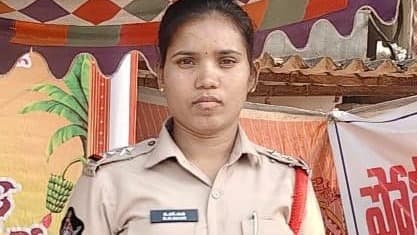 రోడ్డుపై వాహనాల నిలిపివేతపై ఎస్సై నాగమణి హెచ్చరిక