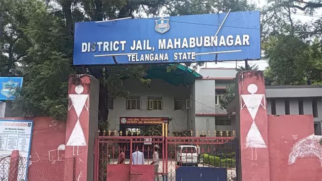మహబూబ్‌నగర్ జైలు నుంచి రిమాండ్ ఖైదీ పరారీ