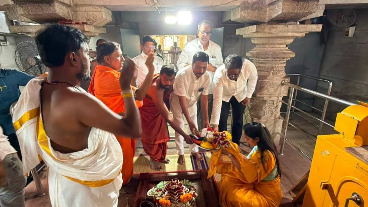 నందవరం అమ్మవారికి ప్రత్యేక పూజలు చేసిన ఎంపీ బైరెడ్డి శబరి