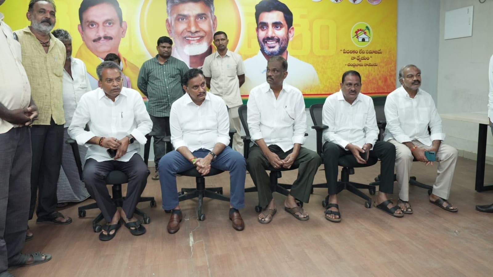 రామరాజ్య నగర్ వాసులకు ఎంపీ చిన్ని భరోసా