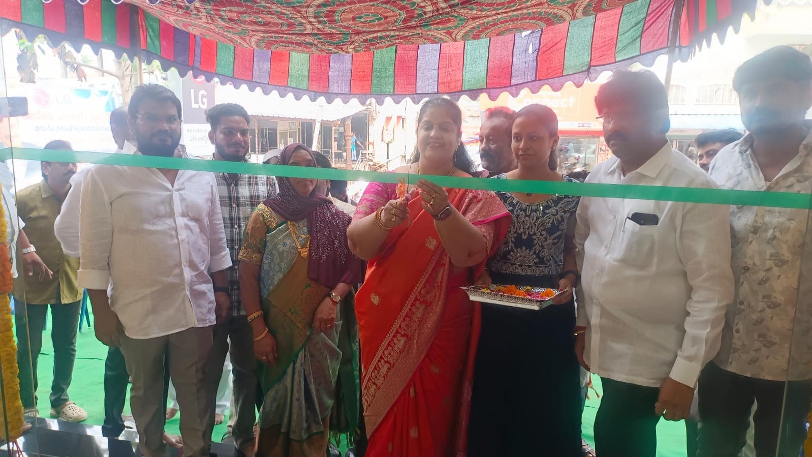 గోకవరంలో ఘనంగా ప్రారంభమైన హసీనా ఎంటర్‌ప్రైజెస్ షోరూం