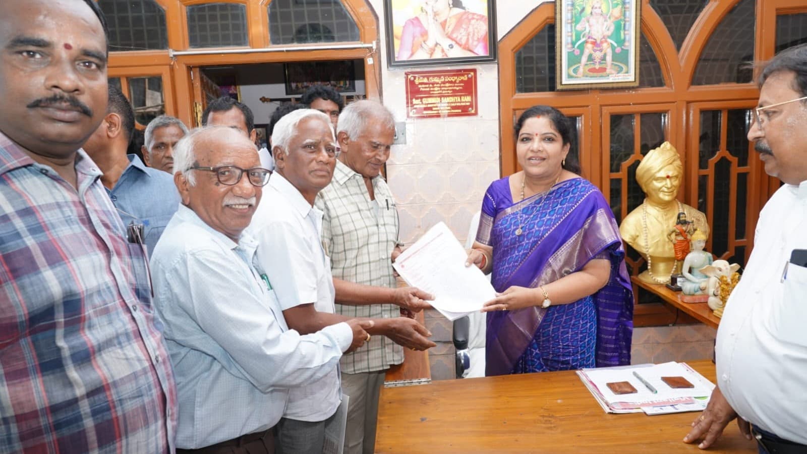 ఉద్యోగుల సమస్యల పరిష్కారానికి కట్టుబడి ఉన్నాం: మంత్రి సంధ్యారాణి