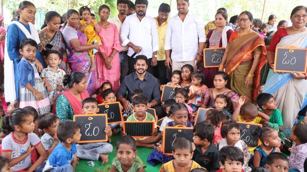 చిన్నారులకు అక్షరాభ్యాసం చేసిన బొండా సిద్ధార్థ