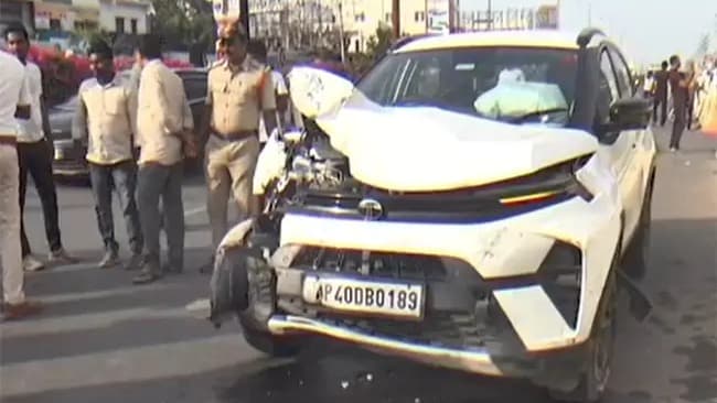 ఒంగోలులో కారు బీభత్సం.. కానిస్టేబుల్ దుర్మరణం