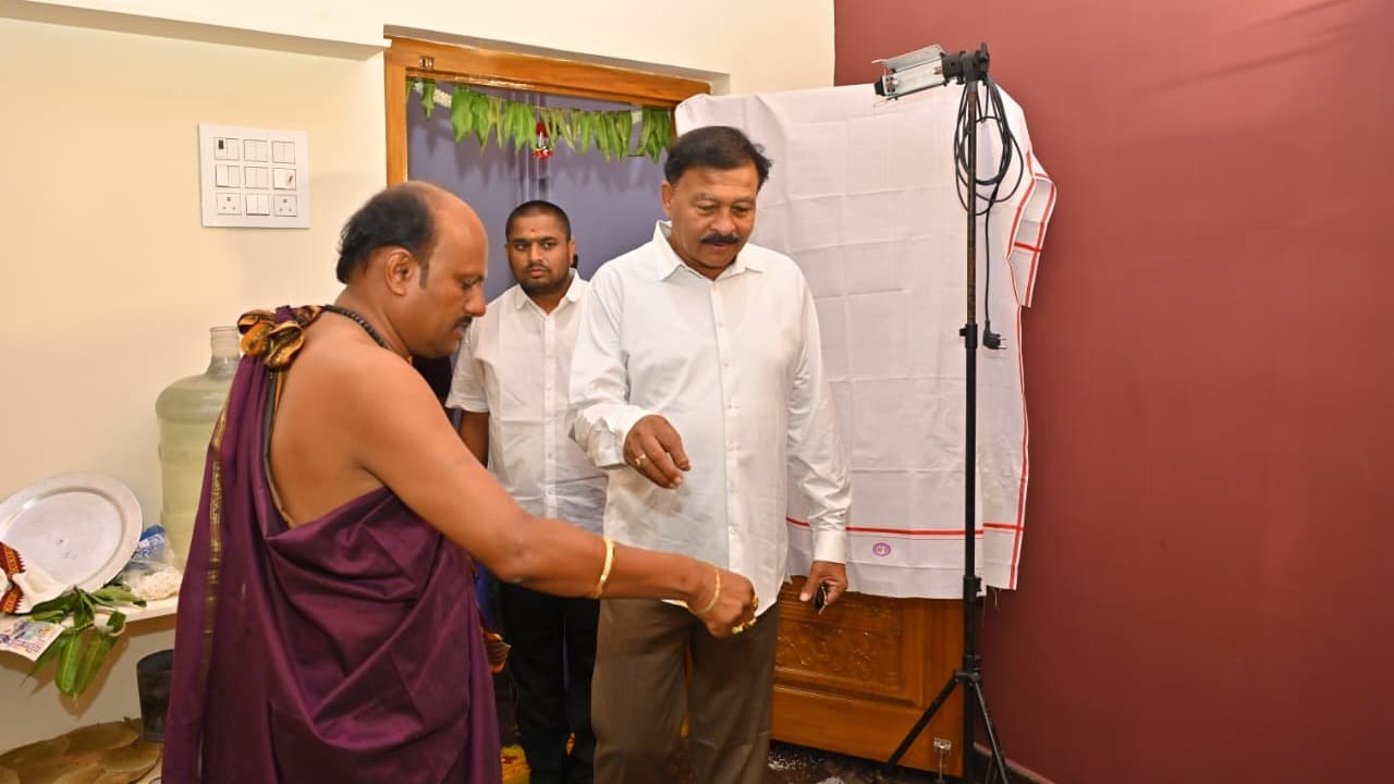 లక్ష్మణాచారి నూతన గృహప్రవేశానికి హాజరైన చెన్న బసప్ప
