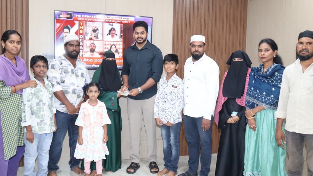 విద్యార్థినికి బొండా సిద్ధార్థ రూ.10 వేల సాయం